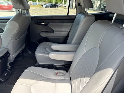 Used 2022 Toyota Highlander XLE AWD/4WD image 11