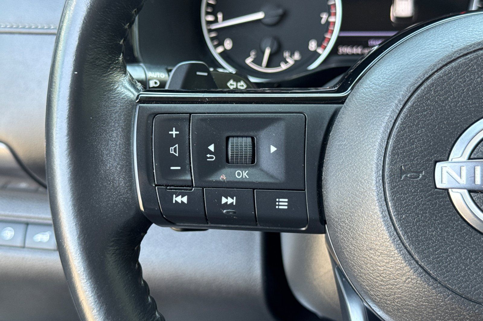Used 2022 Nissan Pathfinder SL FWD image 32