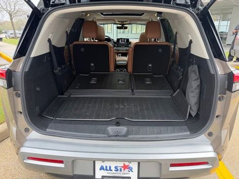 Used 2025 Nissan Pathfinder Platinum FWD image 35