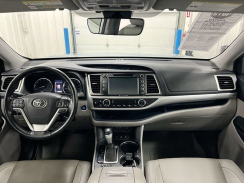 Used 2018 Toyota Highlander XLE AWD/4WD image 10
