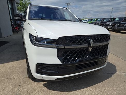 Used 2025 Lincoln Navigator Reserve w/ Jet Appearance Package AWD/4WD image 17