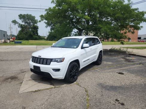 Certified 2018 Jeep Grand Cherokee Altitude AWD/4WD image 2