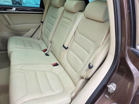 Used 2013 Volkswagen Touareg Executive AWD/4WD image 40