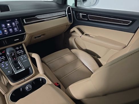 Certified 2023 Porsche Cayenne Platinum Edition AWD/4WD image 24