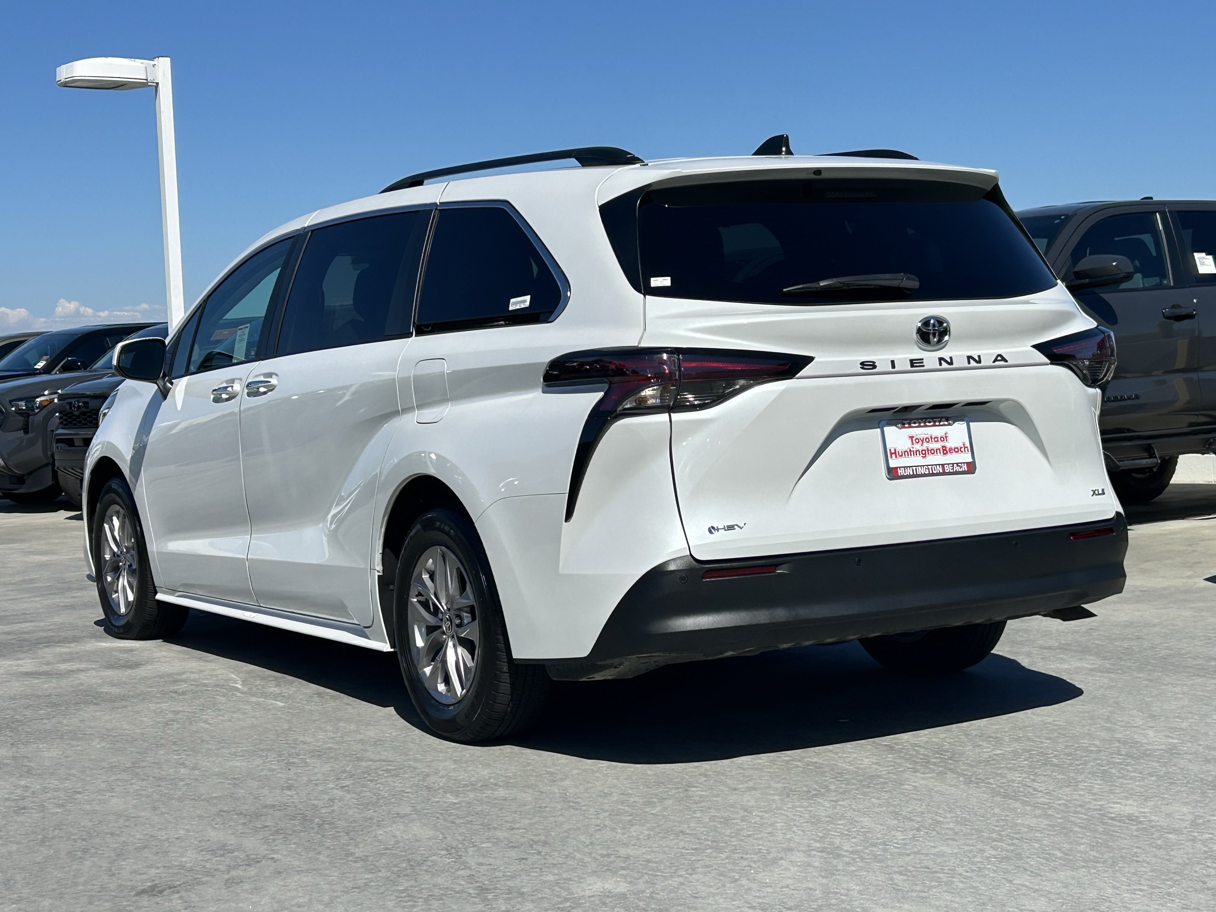 Certified 2026 Toyota Sienna XLE FWD image 5