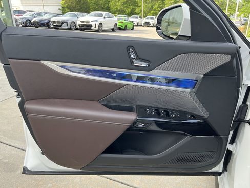 Certified 2025 BMW 740i w/ Premium Package RWD image 19