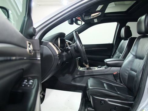 Used 2017 Jeep Grand Cherokee Limited AWD/4WD image 4