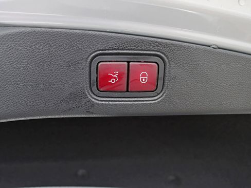 Used 2018 Mercedes-Benz E 400 4MATIC Coupe image 42