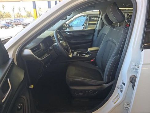 Used 2024 Jeep Grand Cherokee Laredo AWD/4WD image 6