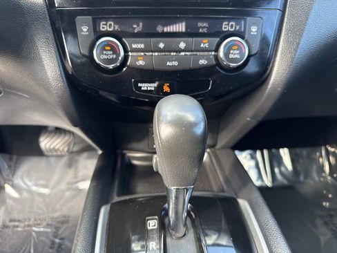 Used 2016 Nissan Rogue SV image 27