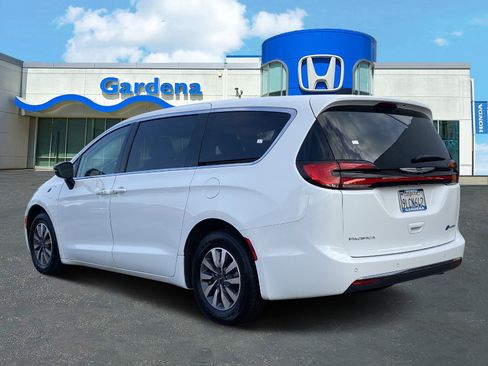 Used 2024 Chrysler Pacifica Select image 4