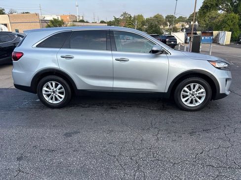 Used 2019 Kia Sorento FWD V6 image 2