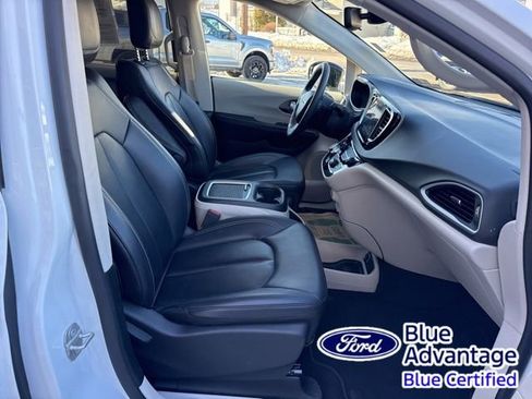 Used 2024 Chrysler Pacifica Touring-L FWD image 31