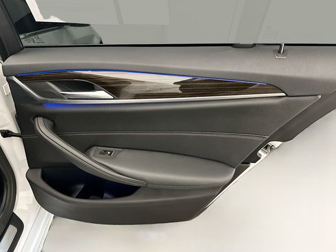 Used 2019 BMW 530e xDrive w/ Premium Package image 33