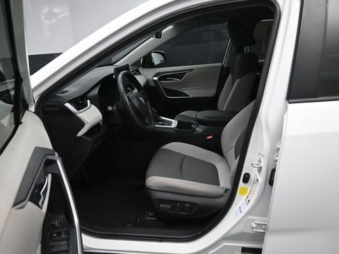 Used 2022 Toyota RAV4 XLE AWD/4WD image 9