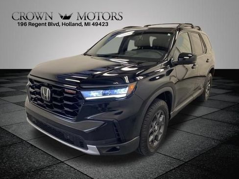 Used 2024 Honda Pilot TrailSport image 3