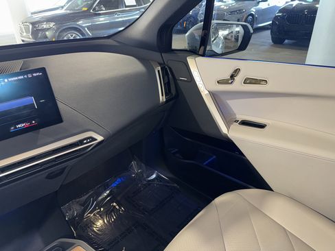 Used 2023 BMW iX xDrive50 w/ Premium Package image 30