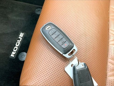 Used 2024 Nissan Rogue Platinum w/ Platinum Premium Package image 14