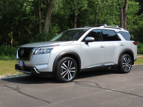 Used 2024 Nissan Pathfinder Platinum w/ Cargo Package AWD/4WD image 26