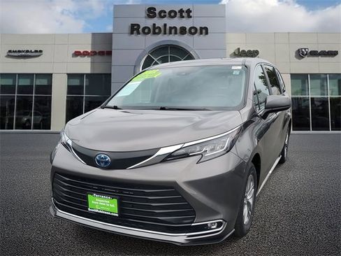 Used 2022 Toyota Sienna XLE image 2