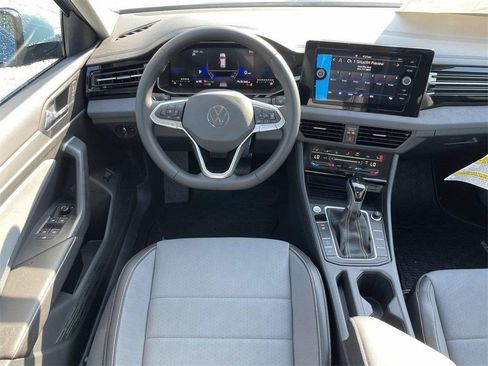 Used 2025 Volkswagen Jetta SE FWD image 33
