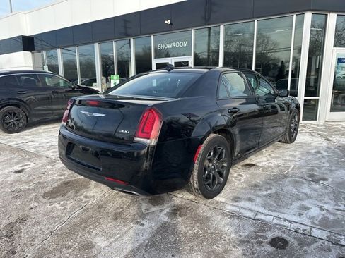 Used 2018 Chrysler 300 S w/ 300S Premium Group image 7