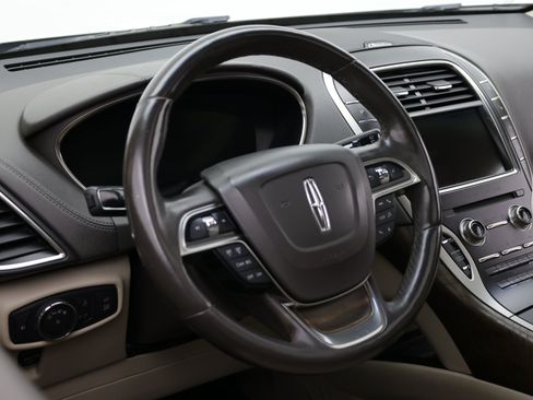 Used 2019 Lincoln Nautilus Reserve FWD image 11