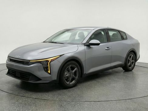 Used 2025 Kia K4 LXS FWD image 3