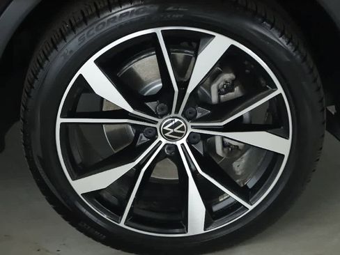 Certified 2022 Volkswagen Tiguan SEL R-Line image 8
