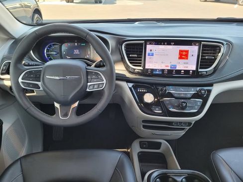 Used 2023 Chrysler Pacifica Touring-L FWD image 7