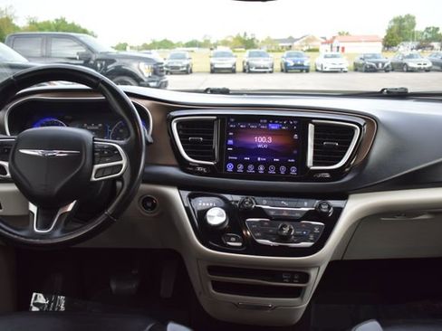 Used 2017 Chrysler Pacifica Touring-L w/ Tire & Wheel Group FWD image 37