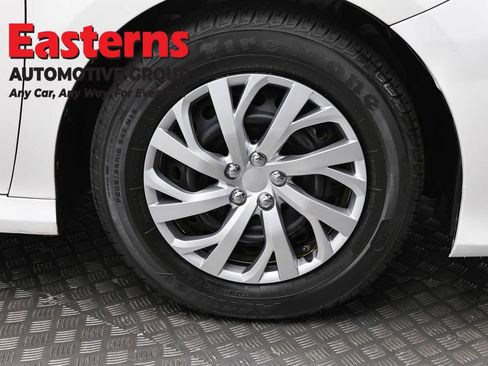 Used 2020 Toyota Camry LE image 32