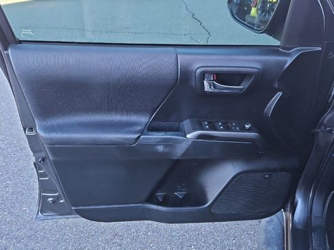 Used 2016 Toyota Tacoma TRD Off-Road image 9