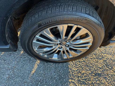 Used 2023 Toyota Venza XLE image 46