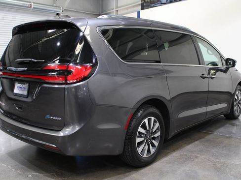 Used 2021 Chrysler Pacifica Touring-L FWD image 11
