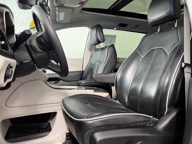 Used 2023 Chrysler Pacifica Limited AWD/4WD image 17