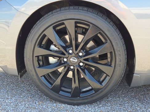 Used 2023 Nissan Maxima SR w/ Sport Mat Group FWD image 9