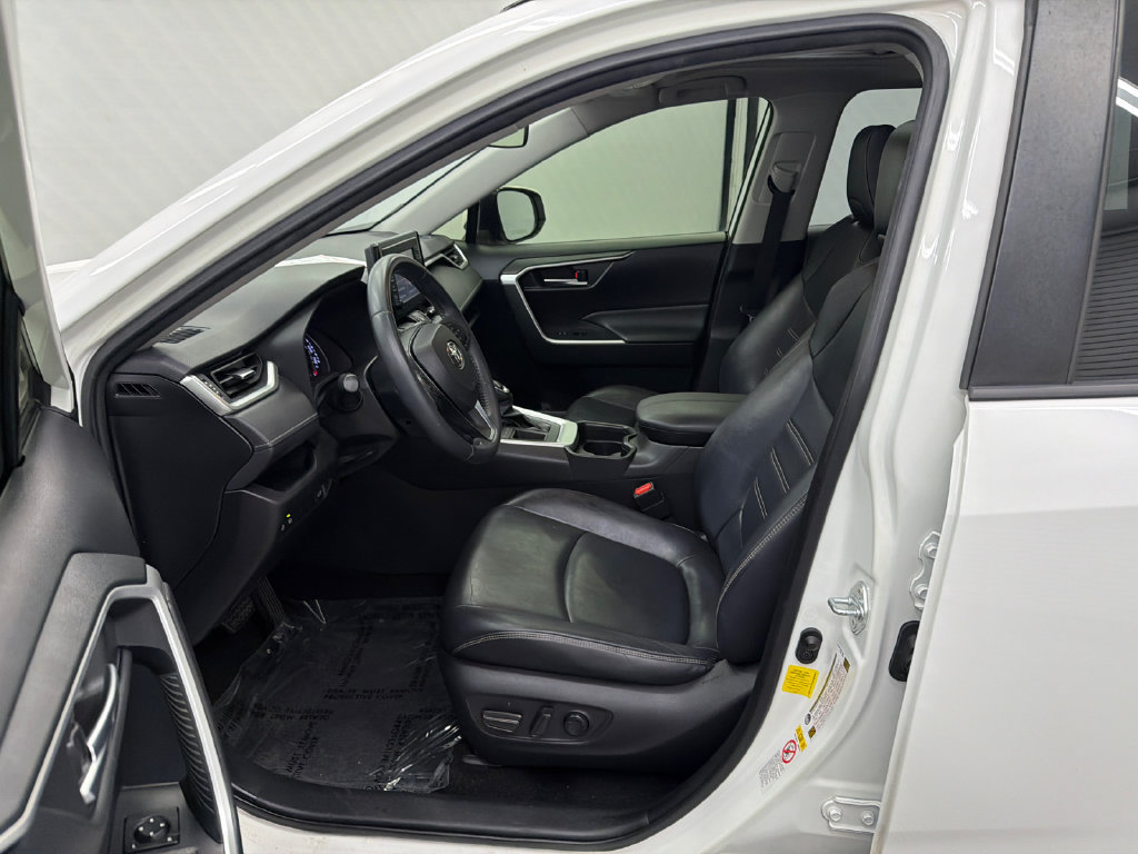 Used 2019 Toyota RAV4 XLE Premium FWD image 9