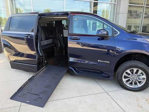 Used 2026 Toyota Sienna LE FWD image 25