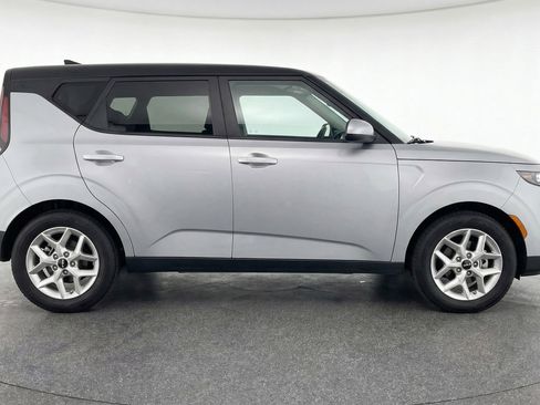 Used 2025 Kia Soul LX w/ LX Technology Package FWD image 11