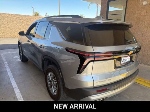 Certified 2025 Chevrolet Traverse LT w/ Driver Confidence Package FWD image 6