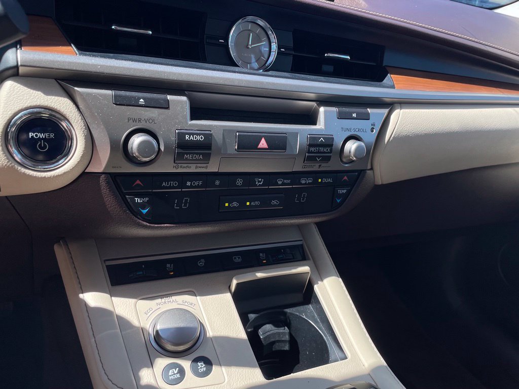 Used 2016 Lexus ES 300h w/ Luxury Package w/Wood Trim FWD image 21