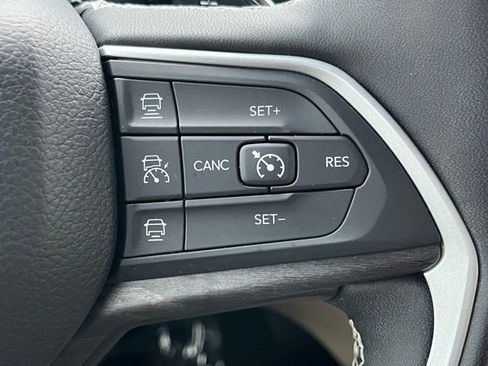 Used 2023 Jeep Grand Cherokee Limited AWD/4WD image 41