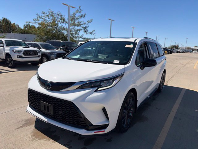 Used 2024 Toyota Sienna XSE FWD image 3