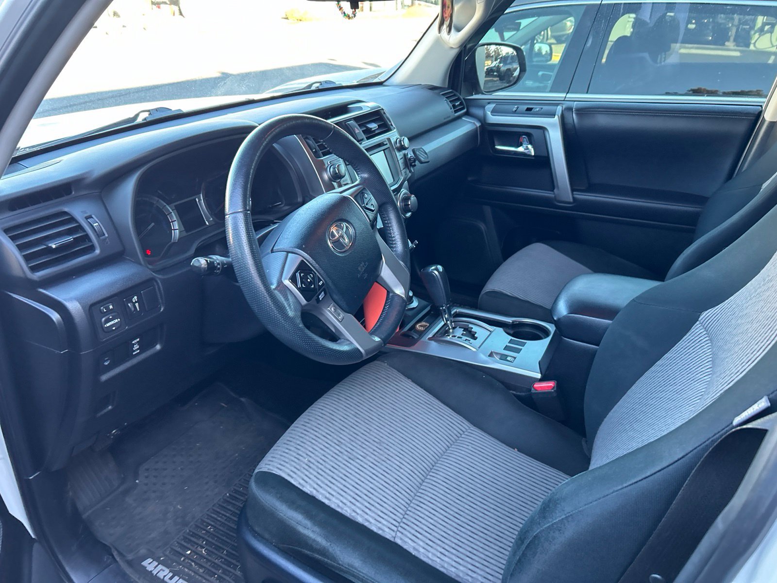 Used 2019 Toyota 4Runner SR5 AWD/4WD image 5