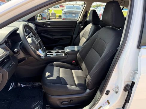 Used 2024 Nissan Altima 2.5 SV FWD image 11