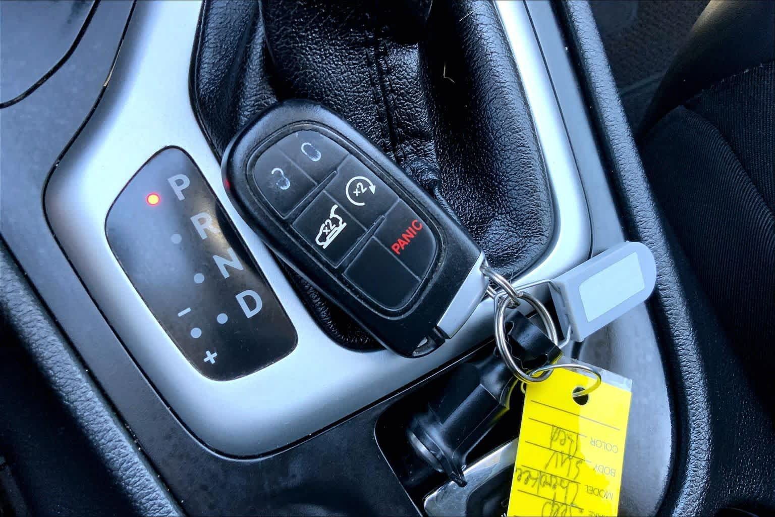 Used 2017 Jeep Cherokee Overland w/ Technology Group AWD/4WD image 15