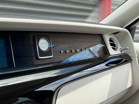 Used 2022 Rolls-Royce Phantom Sedan RWD image 54