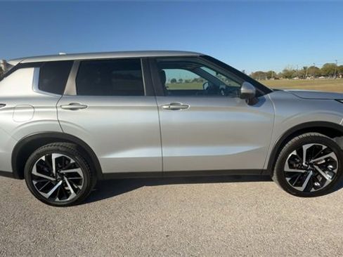 Used 2024 Mitsubishi Outlander SE image 9