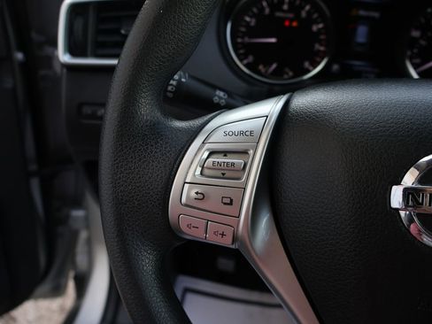 Used 2015 Nissan Rogue SV image 31